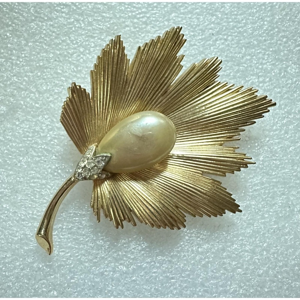 Trifari Leaf‎ Pin W/ Teardrop Pearl 1950's Vintage